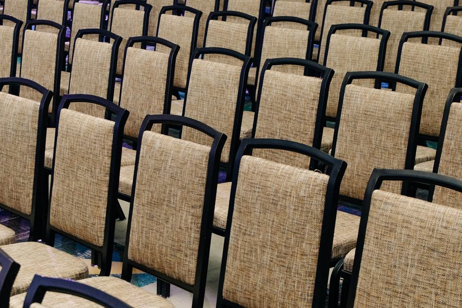 Sala de conferencias preparada